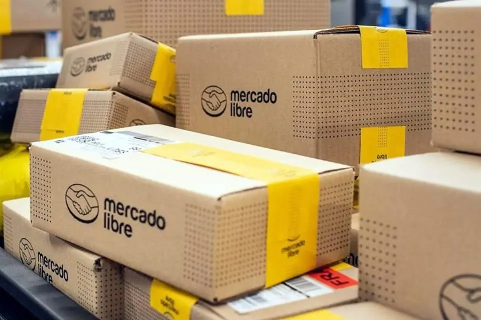 Paquetes listos para envío en un centro de distribución de comercio electrónico